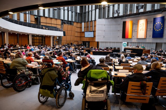 Inklusiv debattieren: Das Behindertenparlament tagt im Abgeordne...