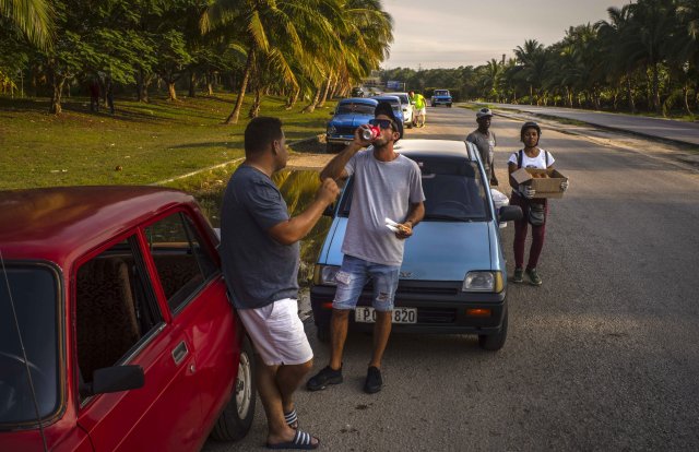 Das Warten auf Kraftstoff gehört für viele Autofahrer in Kuba an...
