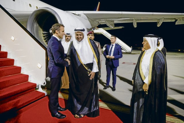 In Katar sprach Frankreichs Präsident Macron (l.) mit dem Emir ü...