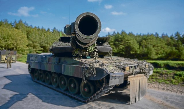 Ein Kampfpanzer der Bundeswehr vom Typ »Leopard 2 A7V« steht auf...
