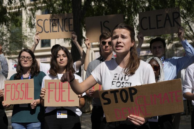 Luisa Neubauer (vorne), Klimaaktivistin aus Deutschland, nimmt an einem Protest gegen fossile Brennstoffe während der Weltklimakonferenz teil.