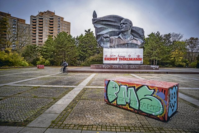 Von Graffiti umgeben: Die 14 Meter hohe Ernst-Thälmann-Bronzebüste in Pankow