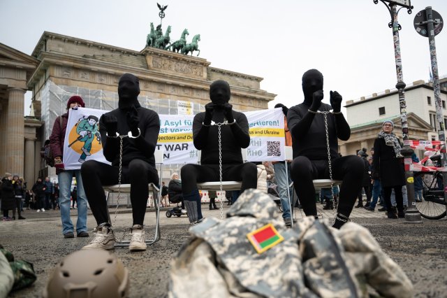 Mit einer Performance machten Aktivisten auf die Strafen für Kriegsdienstverweigerer in Russland, der Ukraine und Belarus aufmerksam.