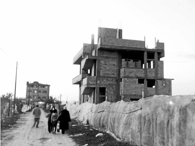 Familie Alqumsan im April 2018 vor dem Rohbau ihres zukünftigen Kulturzentrums, das später durch einen fehlgeleiteten Raketenangriff zerstört wurde – ein nur kurzzeitiges Zeugnis der Aufbruchstimmung