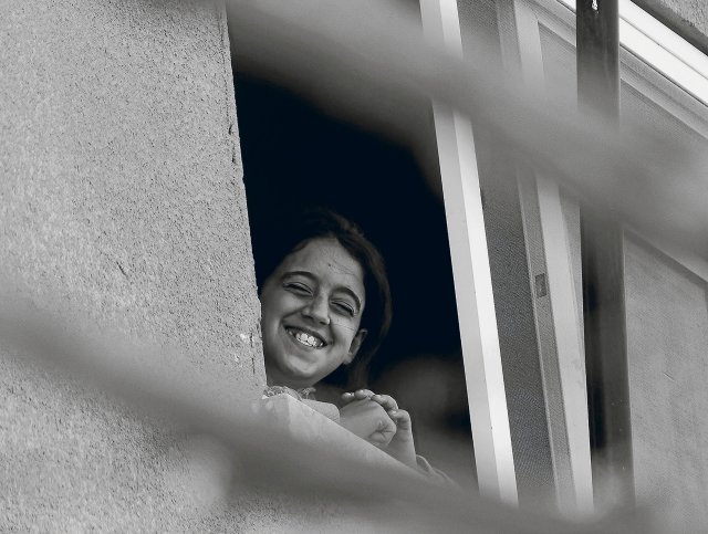 Salma 2018 am Fenster in der ersten Etage des Kulturzentrums