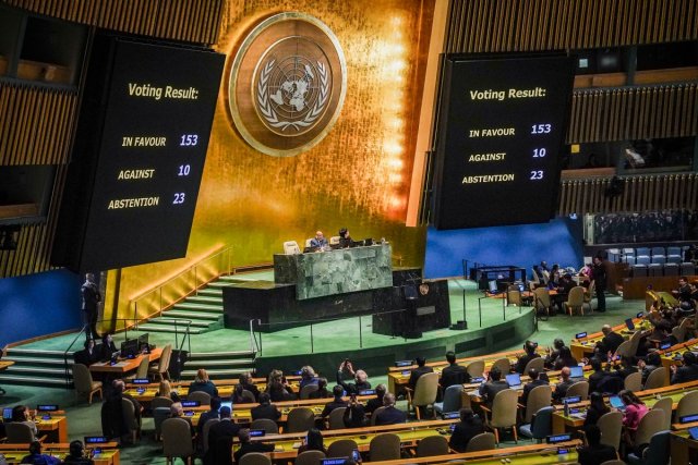 Die UN-Vollversammlung hat am Dienstagabend in New York per Resolution für einen sofortigen humanitären Waffenstillstand gestimmt. Resolutionen der UN-Vollversammlung sind jedoch nicht rechtlich bindend, sondern gelten als symbolisch.