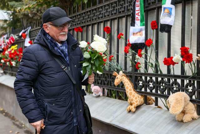 Nach dem Ausbruch des Krieges in Nahost legten viele Moskauer Blumen an der palästinensischen Botschaft ab.