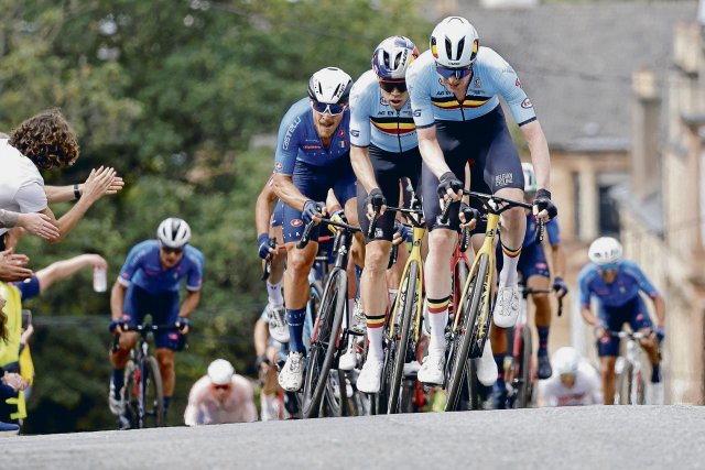 Von hundert auf null: Dem belgischen Spitzenfahrer Nathan Van Hooydonck (vorn) blieb plötzlich das Herz stehen.