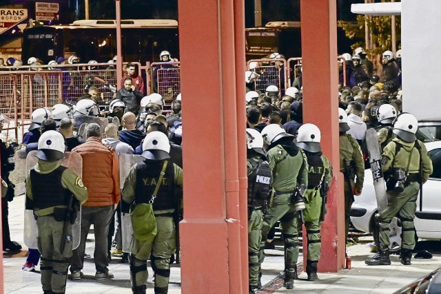 Bei den schweren Ausschreitungen am Rande des Volleyballspiels in Piräus zwischen Hooligans und Polizei wurde ein Beamter lebensgefährlich verletzt.