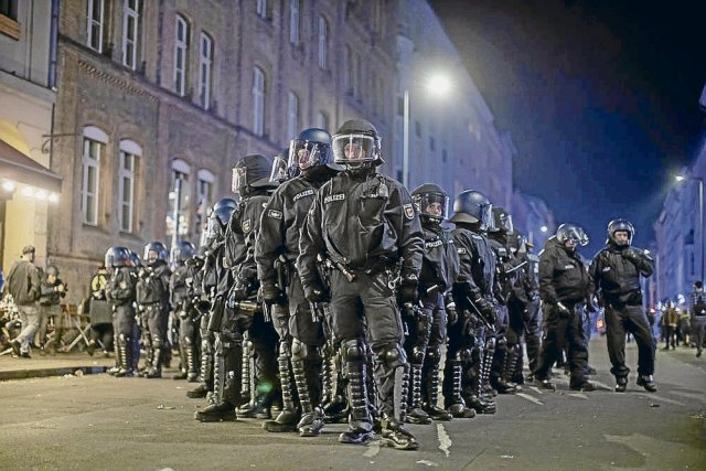 Polizisten am 1. Mai in Berlin: Mit der Gesetzesnovelle könnten Aktivisten, die an einer militanten Demo teilnehmen wollen, im Vorfeld im Gewahrsam landen.