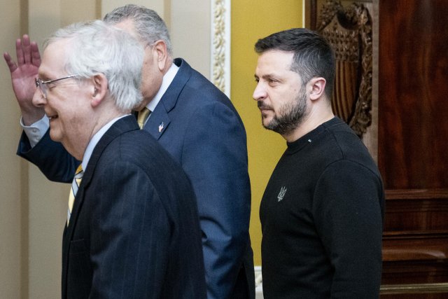 Der ukrainische Präsident Wolodymyr Selenskyj mit den Vorsitzenden der Republikaner und Demokraten im Senat, Mitch McConnell und Chuck Schumer