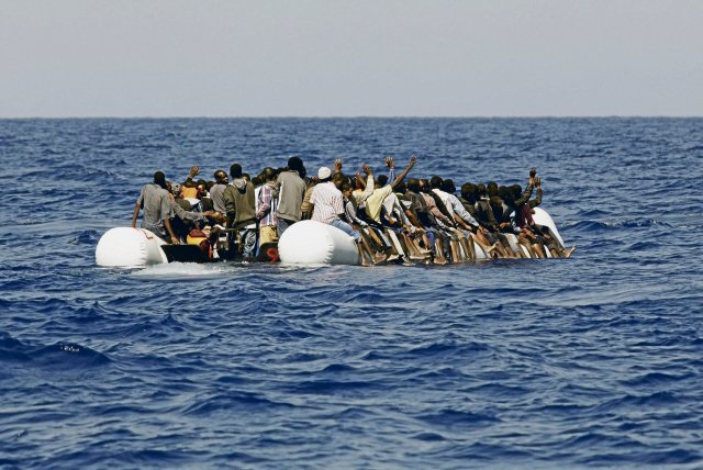 Seenotrettung von Bootsflüchtlingen vor der libyschen Küste (Symbolbild).
