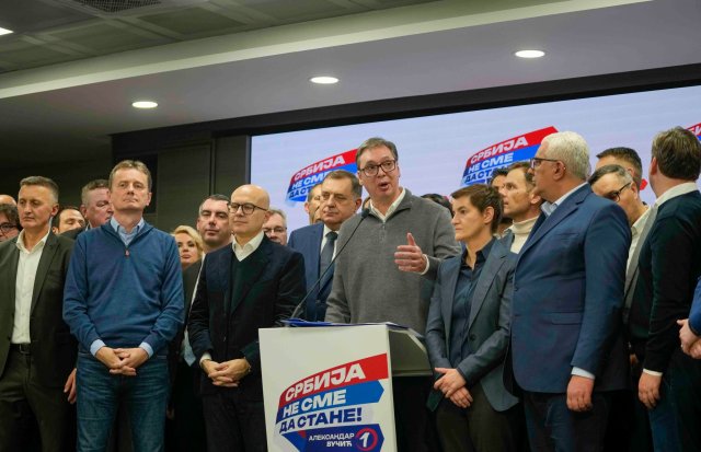 Die Partei von Präsident Aleksandar Vučić (Mitte) hat die Parlamentswahl in Serbien gewonnen.
