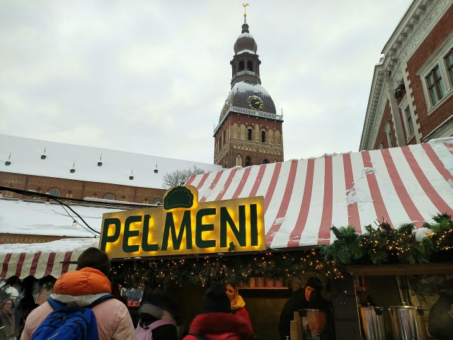Russische Pelmeni auf dem Rigaer Weihnachtsmarkt. Wer nicht lettischer wird, soll das Land verlassen, fordert der Staat.