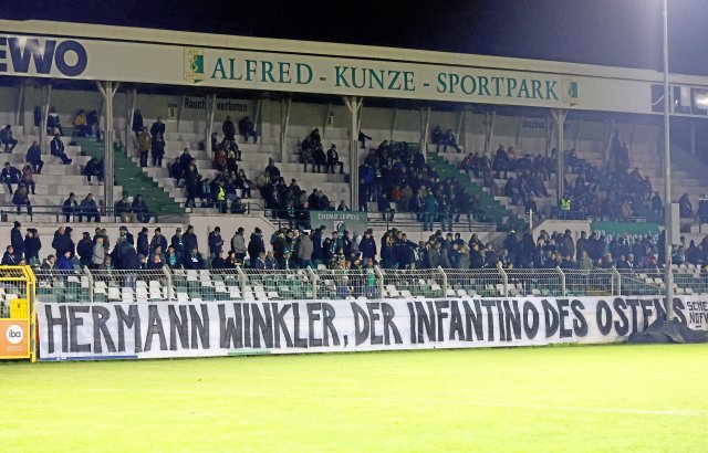 Ungeliebter Präsident: Auch die Fans von Chemie Leipzig protestieren gegen den NOFV-Chef.