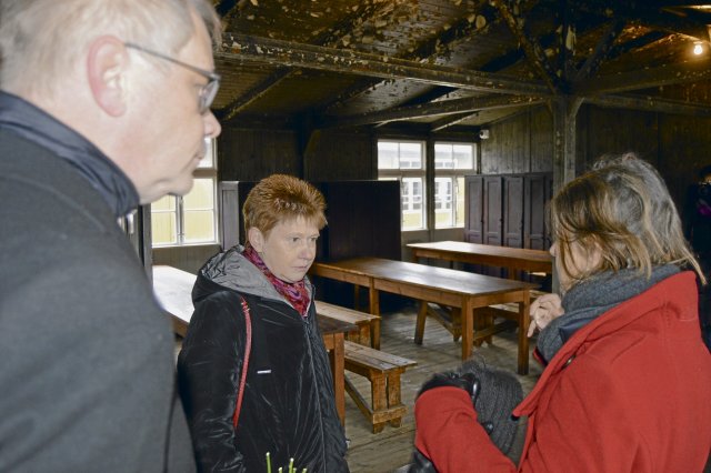 Astrid Ley (r.) erklärt Petra Pau und Andreas Büttner die jüdische Baracke von Sachsenhausen.