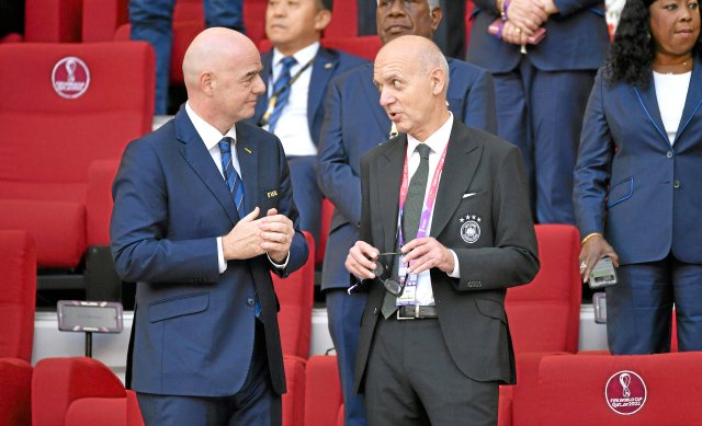 DFB-Präsident Bernd Neuendorf (r.) macht Fifa-Chef Gianni Infantino wenig Druck.