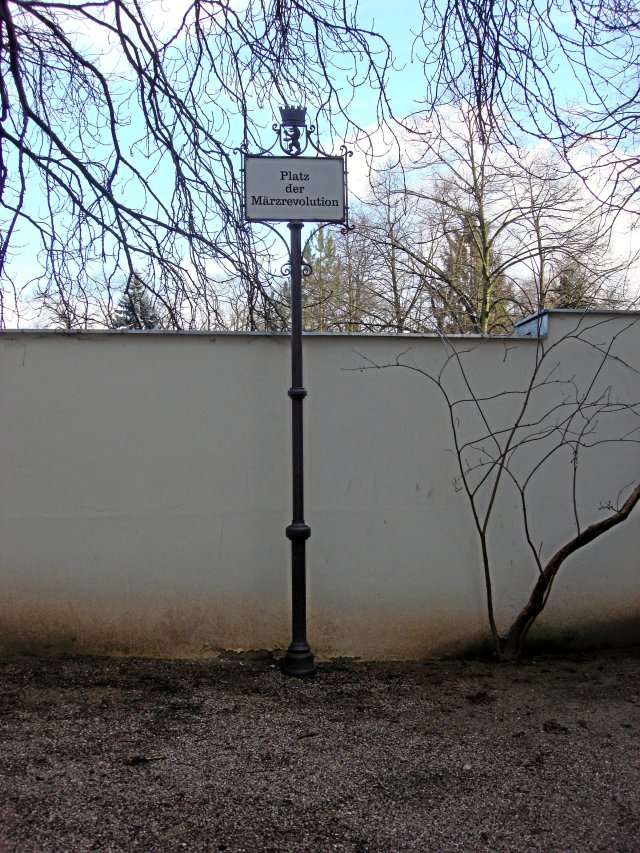 Eines der einst aufwändig angefertigten Schilder soll heute in einem Kreuzberger Hinterhof stehen.