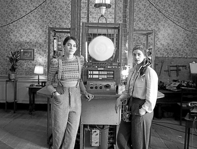 Zwei Schwestern erfinden einen Apparat namens Lola, der Radio- und Fernsehsendungen aus der Zukunft empfängt.