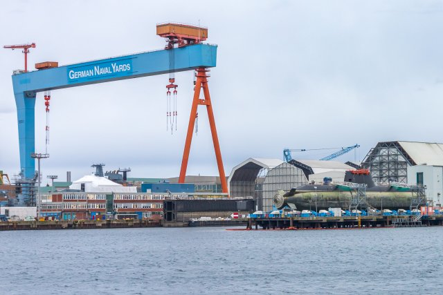 Die Kieler Werften German Naval Yards und ThyssenKrupp Marine Systems (TKMS) machen mit Rüstungsaufträgen dicke Geschäfte.