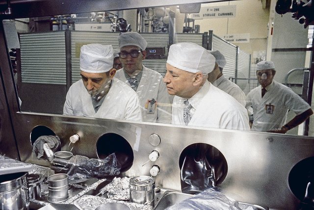 Die Apollo-Missionen brachten insgesamt 380 Kilo Mondgestein auf die Erde. Hier wird eine von Apollo 17 gewonnene Probe im Labor untersucht.