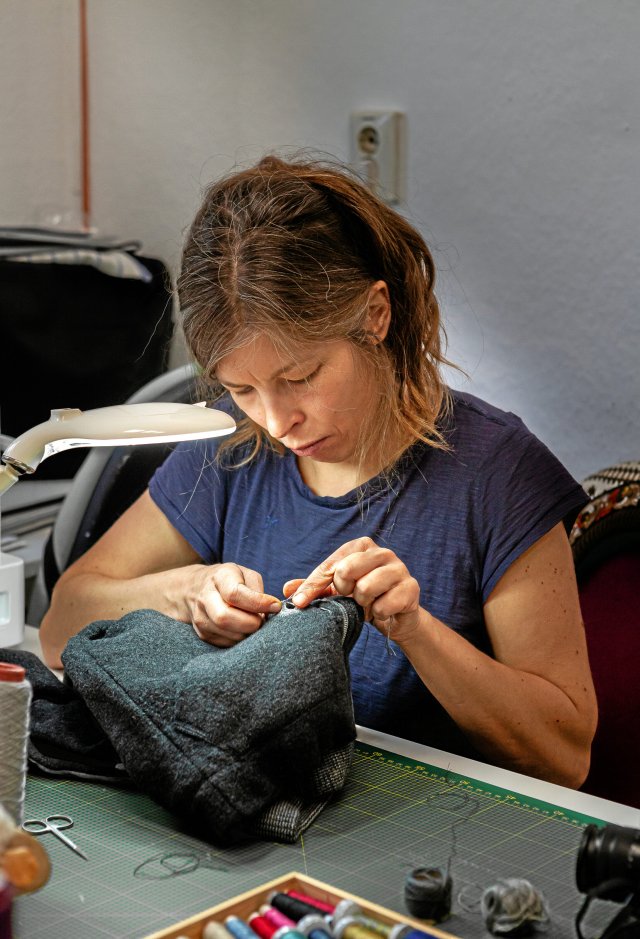 »Reparaturen erzählen die Lebensgeschichte eines Kleidungsstücks« - die finnische Kunststudentin flickt Kleidung für Kinder bei »Räubersachen« in Halle.