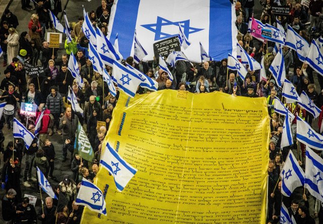 Demonstrierende in Tel Aviv mit einem Transparent mit dem Text der israelischen Unabhängigkeitserklärung am 18. Februar vergangenen Jahres