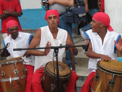 Musik bestimmt Kubas AlltagsRhythmus: Trommlergruppe bei einer Aufführung in Las Tunas.