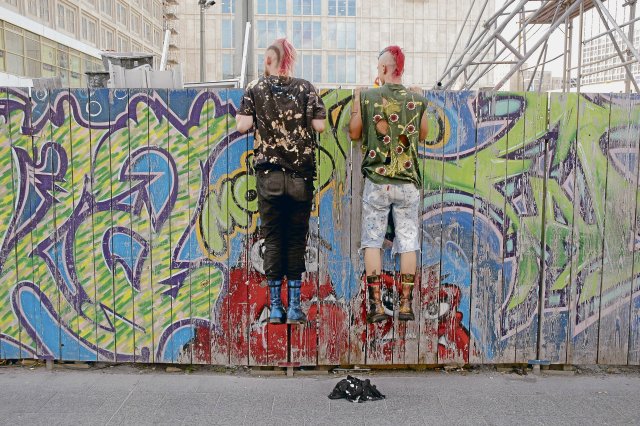 Punker am Alexanderplatz: Aus einer Zeit, in der Popmusik noch irgendeine gesellschaftliche Relevanz vorgaukelte oder sogar hatte.