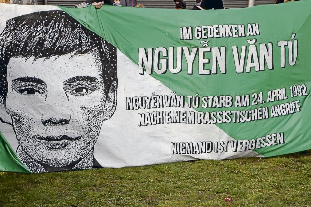 Gedenken von unten: Transparent auf einer Kundgebung zum 30. Todestag Nguyen Van Tus