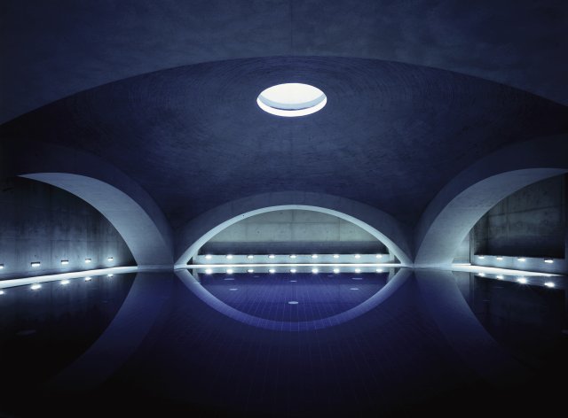 Von architektonischer Klarheit: Pool im Liquidrom Berlin