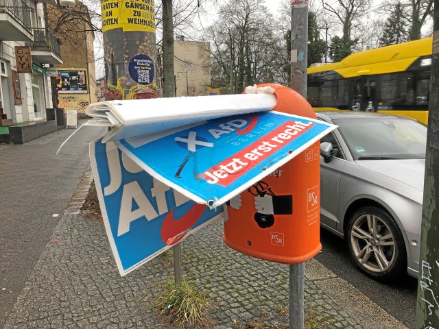 Besonders viel nachgewählt werden muss in Pankow. Deshalb hängen hier auch mehr Wahlplakate als anderswo - bzw. stecken bereits wieder im Müll. Beispiel: Berliner Straße