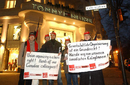Protest gegen Tommy Hilfiger am Kurfürstendamm.