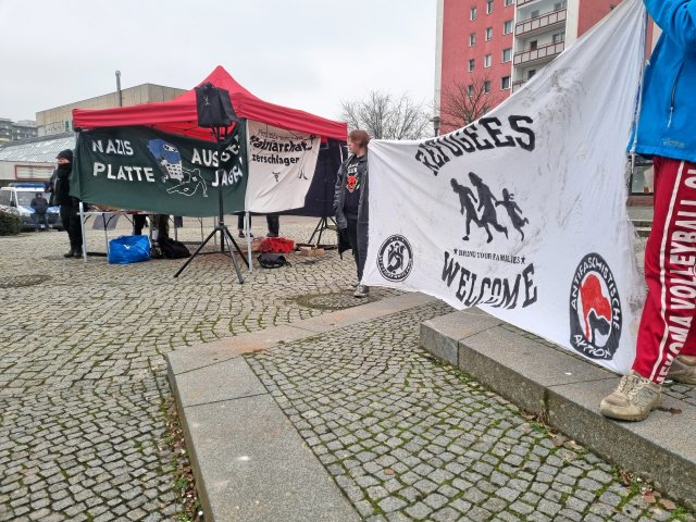 »Nazis aus der Platte jagen« steht auf einem Banner, mit dem die Kundgebung rechten Strukturen in Marzahn-Hellersdorf den Kampf ansagt.