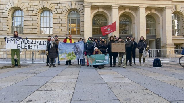 Der Kälte getrotzt: Demo vor dem Abgeordnetenhaus