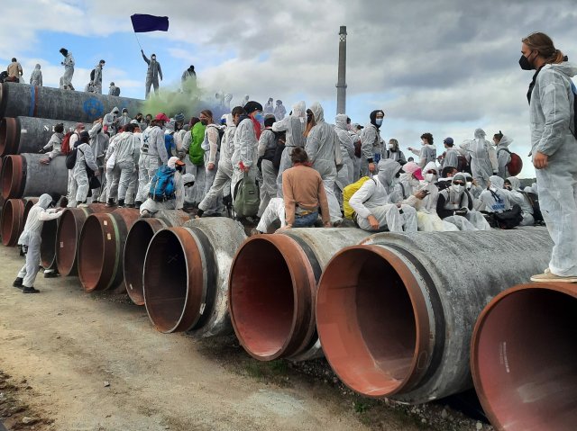 Im September besetzten Aktivist*innen von Ende Gelände ein Pipeline-Lager auf der Insel Rügen. Ähnliche Rohre in der Erdgasleitung bei Brunsbüttel sind nun beschädigt worden.