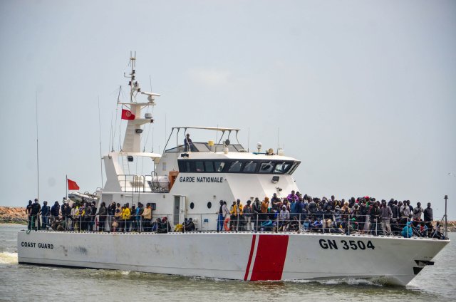Geflüchtete, die von der tunesischen Nationalgarde im Mittelmeer abgefangen wurden, an Bord eines Küstenwachschiffs. Die Truppe geht Berichten zufolge hart gegen Bootsinsassen vor.