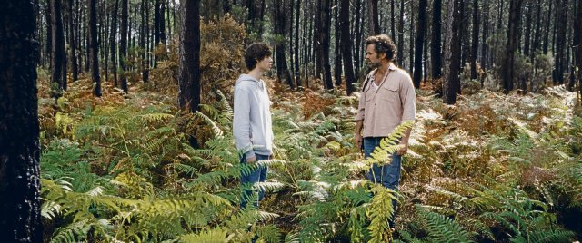 Émile (Paul Kircher) und François (Romain Duris) ziehen los und durchkämmen den Wald auf der Suche nach der verschwundenen Mutter.