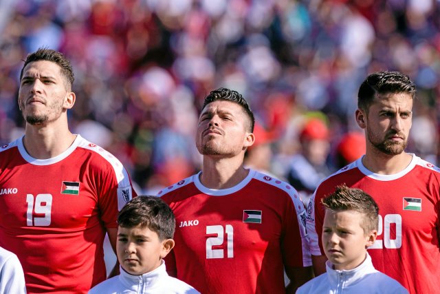 Stolz und Angst: Palästinas Fußballer vertreten ihre Farben bei der Asienmeisterschaft, Mahmoud Wadi (l.) bangt um seine Familie in Gaza.