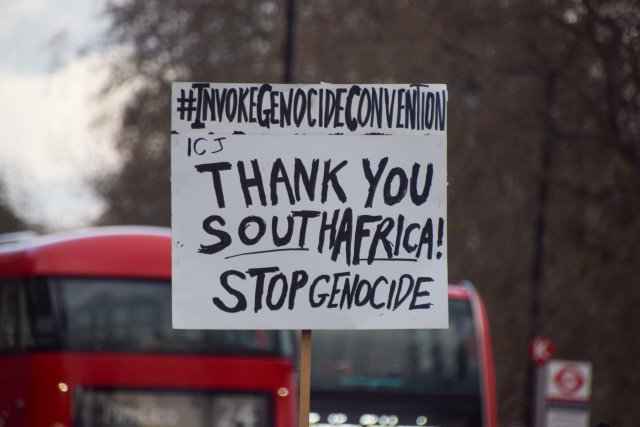 Schild auf einer Demonstration am Samstag in London: Doch was bedeutet es, wenn der IGH wirklich einen Genozid in Gaza feststellt?