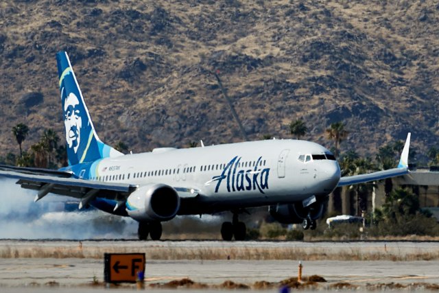 Eine Boeing 373-9 der Alaska Airlines landet in Palm Springs, Kalifornien.