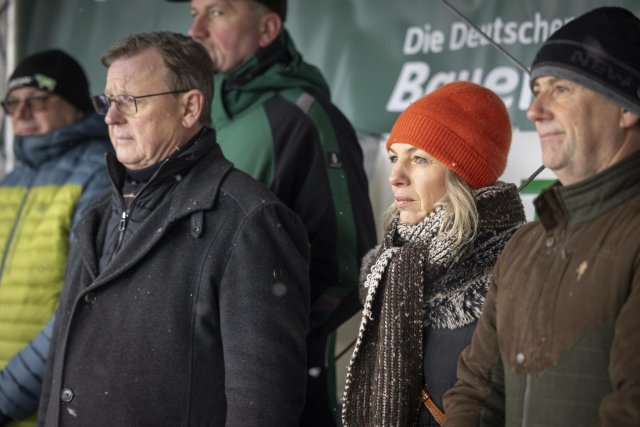 Kalter Gegenwind: Trotz Buhrufen sprachen Thüringens Linke-Ministerpräsident Bodo Ramelow und Agrarministerin Susanna Karawanskij, ebenfalls Linke, am 8. Januar auf einer Großdemonstration im Rahmen der aktuellen Bauernproteste in Erfurt – und suchten auch das direkte Gespräch mit Landwirten.