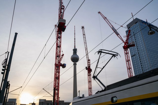 Am Alexanderplatz steht der Bau eines Hochhausprojektes mit 377 Luxuswohnungen seit einem Jahr still.