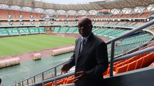 Verbandspräsident Idriss Diallo ist froh, dass auf dem Rasen des Stade Olympique Alassane-Ouattara in Ebimpé keine Pfützen mehr zu sehen sind.