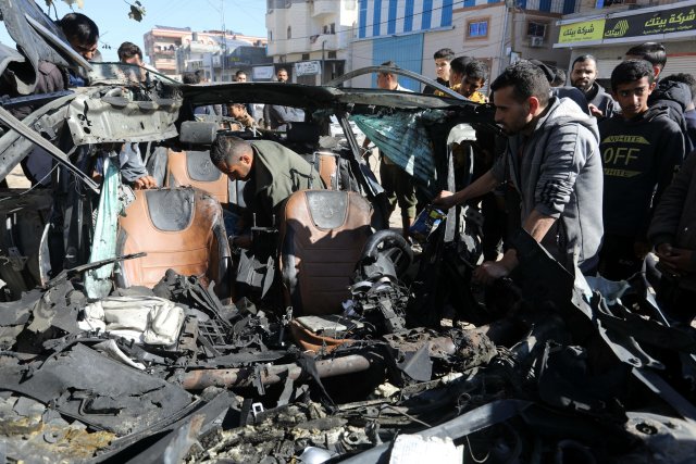 Das Auto, in dem Hamza Al-Dahdouh und Mustafa Thuraya bei ihrer Rückkehr nach Rafah durch eine israelische Rakete getötet wurden