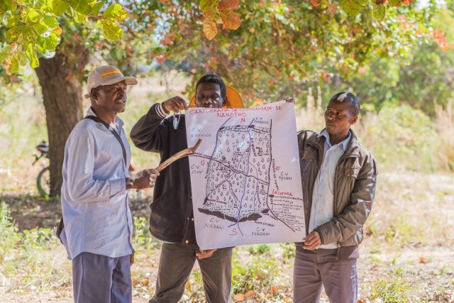 Landvermessung und Landitelvergabe hilft den Kleinbauernfamilien, ihre Nutzungsrechte zu sichern.