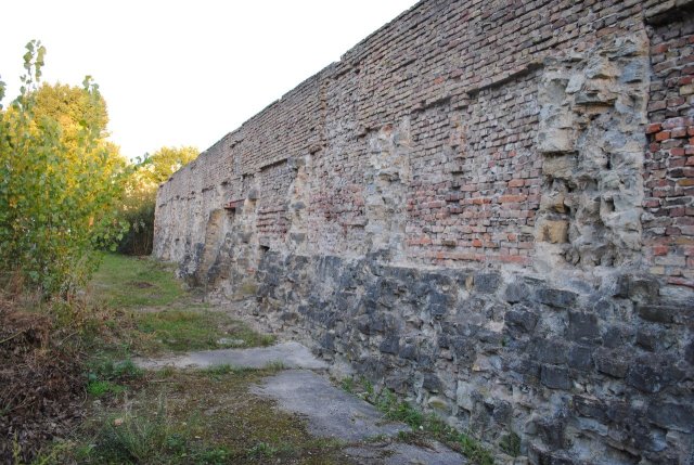 Die historische Mauer - einziger Überrest des KZ Oranienburg