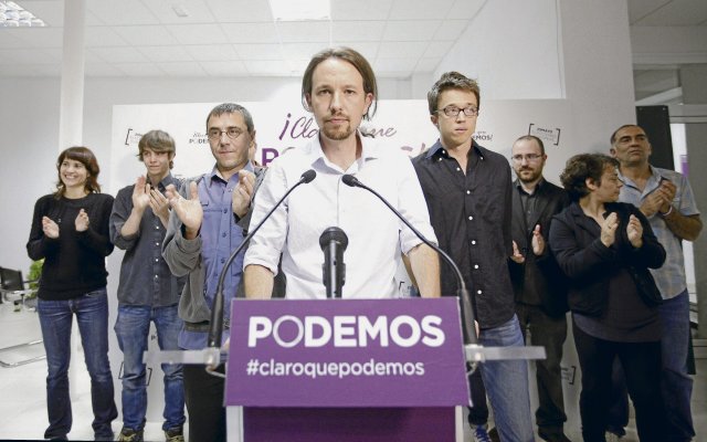 Pablo Iglesias im Kreis von Getreuen im Jahr 2014: Die einseitige Orientierung auf Führungspersonen schlug mittelfristig fehl.
