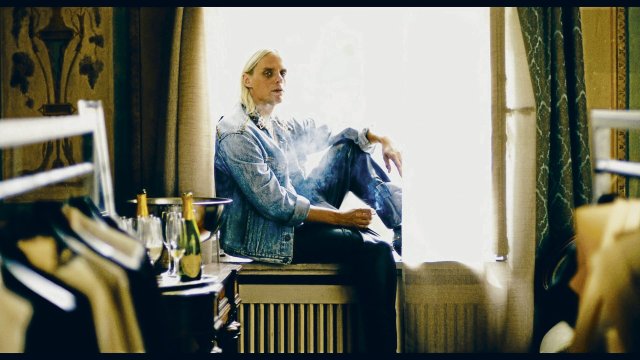Ernährt sich von Schaumwein und Zigaretten: Sunny (Daniel Roth) am Fenster