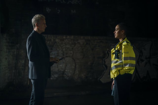 June Lenker (Cush Jumbo, r.) und ihr Kollege Detective Chief Inspector Daniel Hegarty (Peter Capaldi) auf Konfrontationskurs. Die eine will aufklären, der andere bewahren.